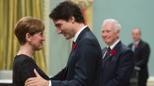 
Thủ tướng Canada Justin Trudeau chúc mừng bà Marie-Claude Bibeau

sau khi bà nhậm chức Ảnh: CANADIAN PRESS
