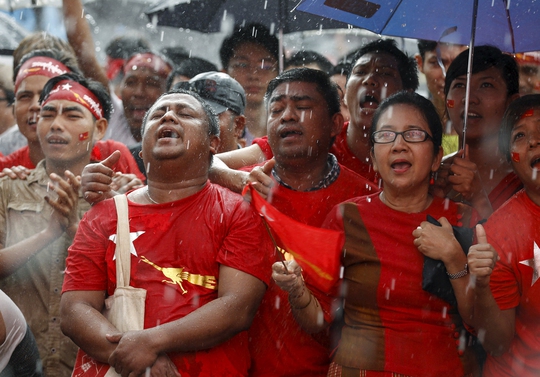 Đám đông ủng hộ tập trung trước trụ sở NLD ở TP Yangon hôm 9-11Ảnh: Reuters