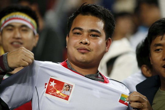 Chân dung bà Aung San Suu Kyi trên áo một cầu thủ Myanmar trong trận đấu vòng loại World Cup với Hàn Quốc hôm 12-11 Ảnh: REUTERS