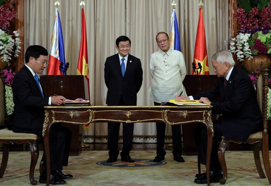 Chủ tịch nước Trương Tấn Sang và Tổng thống Benigno Aquino chứng kiến Bộ trưởng Ngoại giao 2 nước ký Tuyên bố chung về việc thiết lập quan hệ Đối tác chiến lượcẢnh: Phủ Tổng thống Philippines