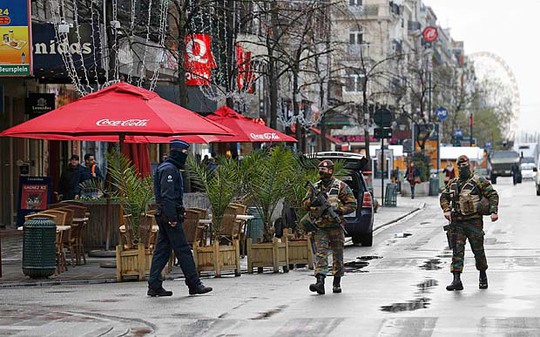 Cảnh sát tuần tra đường phố Brussels hôm 21-11 giữa lúc Bỉ cảnh báo an ninh cao nhất Ảnh: Reuters