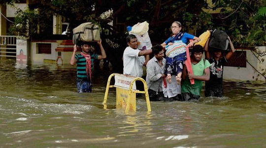 Mưa to gây lũ lụt ở TP Chennai ở bang Tamil Nadu - Ấn Độ, khiến 70 người chết hồi giữa tháng 11 Ảnh: INDIA EXPRESS
