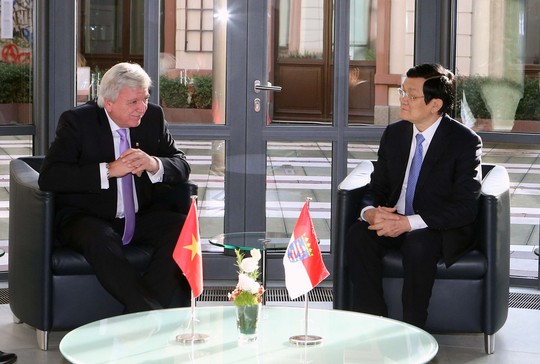 Thủ hiến bang Hessen Volker Bouffier tiếp Chủ tịch nước Trương Tấn Sang Ảnh: TTXVN