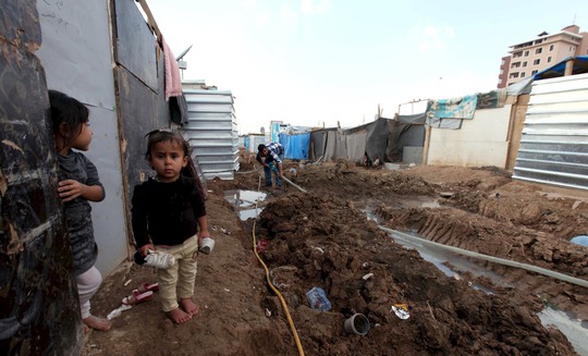 
Một đứa bé Iraq trốn chạy khỏi Mosul vì IS Ảnh: REUTERS

