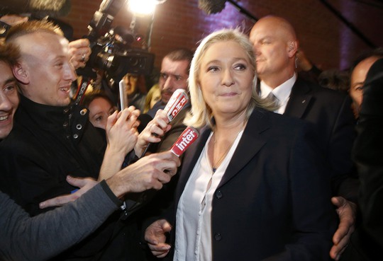 Bà Marine Le Pen trong vòng vây của giới truyền thông hôm 6-12 Ảnh: Reuters