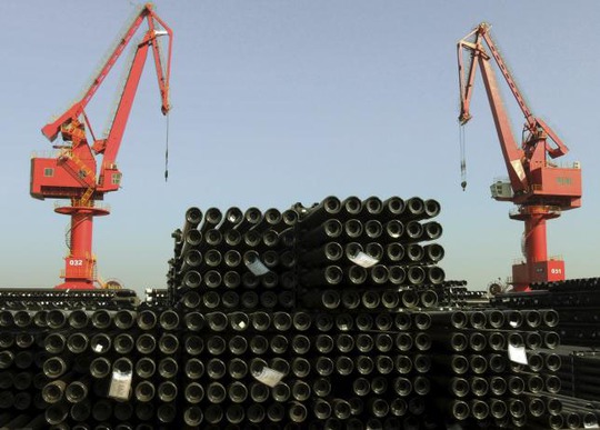 Hàng đống ống thép của Trung Quốc nằm chờ xuất khẩu tại Vân Cảng, tỉnh Giang TôẢnh: REUTERS/CHINA DAILY