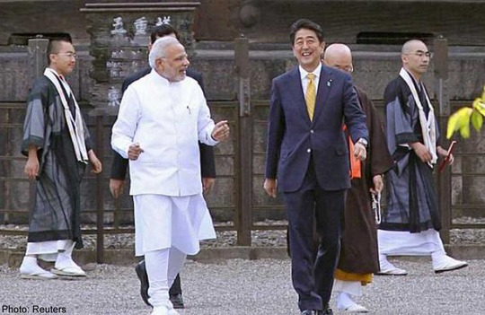 
Mối quan hệ gần gũi giữa Thủ tướng Nhật Bản Shinzo Abe (phải)

và người đồng cấp Ấn Độ Narendra Modi đang giúp 2 nước xích gần nhau hơn Ảnh: Reuters
