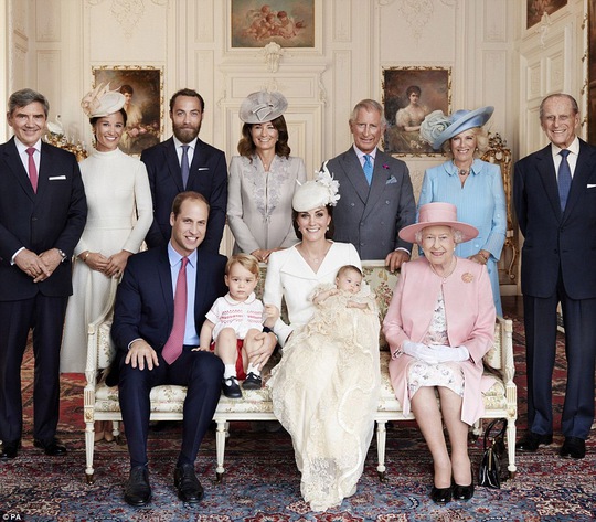 Nữ hoàng Elizabeth (ngồi, bìa phải) cùng các thành viên Hoàng gia Anh Ảnh: PA