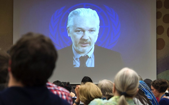 
Ông Julian Assange phát biểu qua video tại một hội nghị ở TP Geneva – Thụy Sĩ

hồi tháng 3 qua Ảnh: EPA
