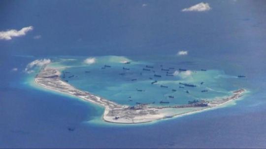 Hoạt động cải tạo trái phép của Trung Quốc tại Đá Vành khăn trên biển Đông Ảnh: REUTERS