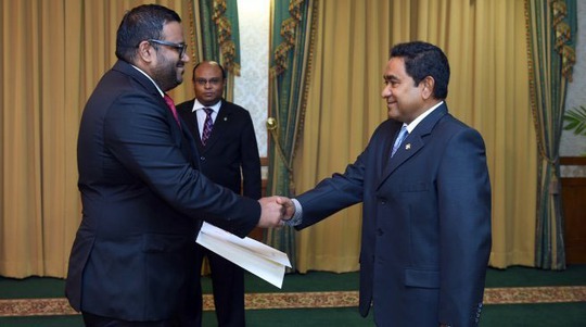 Tổng thống Yameen (phải) và Phó Tổng thống Ahmed Adeeb Ảnh: HAVEERU