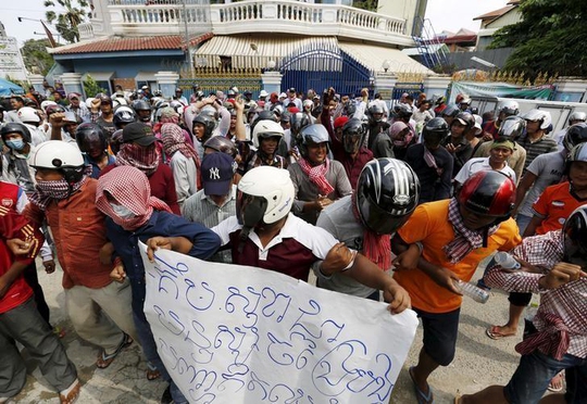 Người biểu tình phản đối trước nhà ông Kem Sokha hôm 26-10 Ảnh: REUTERS