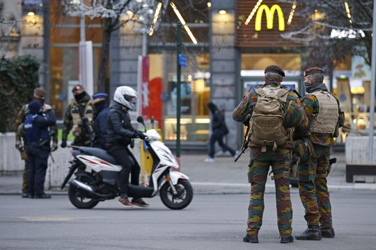 Cảnh sát và quân đội Bỉ tuần tra ở trung tâm thủ đô BrusselsẢnh: REUTERS