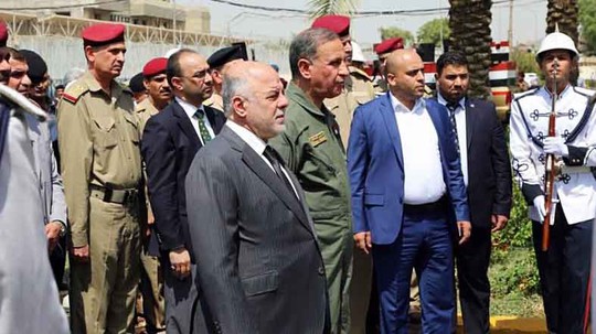 
Thủ tướng Iraq Haider al-Abadi (giữa) cùng các quan chức dự đám tang

một viên tướng tử trận khi chiến đấu với IS Ảnh: AP
