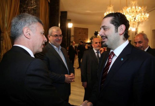 Cựu Thủ tướng Saad al-Hariri (phải) trong một lần trao đổi với lãnh đạo phong trào Marada Suleiman Franjieh Ảnh: REUTERS