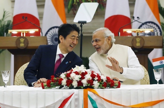 
Thủ tướng Nhật Shinzo Abe (trái) và người đồng cấp Ấn Độ Narendra Modi

ở New Delhi ngày 12-12 Ảnh: REUTERS
