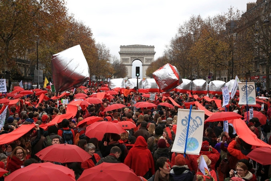 Đám đông tập trung ở Paris hôm 12-12 để ủng hộ những hành động chống biến đổi khí hậu Ảnh: AP