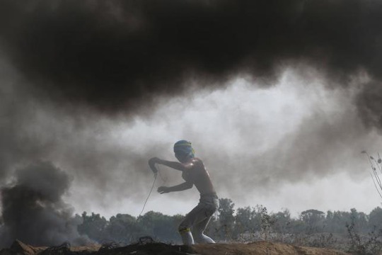 
Người biểu tình Palestine ném gạch đá về phía binh lính Israel

tại biên giới giữa Israel và Dải Gaza hôm 23-10 Ảnh: Reuters
