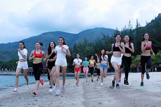 Vũ Thị Hương (thứ hai từ trái sang) cùng chạy bộ với các thí sinh trên bờ biển Nha Trang