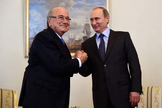 
Ông Blatter trong một lần gặp Tổng thống Nga V.Putin. Ông vừa khẳng định không có chuyện Nga mất quyền tổ chức VCK World Cup 2018 Ảnh: REUTERS
