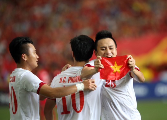 Huy Toàn (bìa phải) là một trong số ít cầu thủ chơi tốt trong màu áo U23 Việt Nam và CLB Ảnh: Quang Liêm