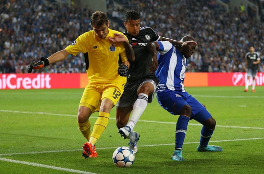 Lượt đi, Porto của Casillas (trái) đã thắng Chelsea nên chỉ có đòi được nợ, thầy trò Mourinho mới giành vé đi tiếpẢnh: REUTERS