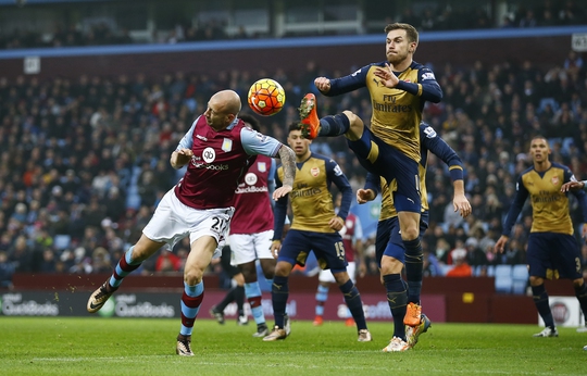 Arsenal của Ramsey (phải) trở lại ngôi đầu bảng một cách mạnh mẽ dù đang sứt mẻ lực lượngẢnh: REUTERS