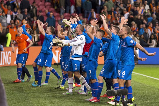 Các cầu thủ Iceland cảm ơn người hâm mộẢnh: REUTERS