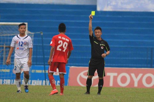 Văn Nam là một trong những hậu vệ bị án treo giò nhiều nhất V-League 2 mùa quaẢnh: Hải Anh