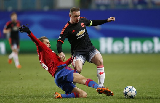 Rooney (phải) gần đây gây thất vọng trong màu áo M.UẢnh: REUTERS