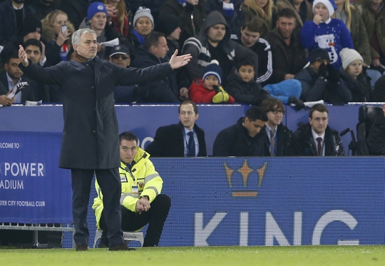 HLV Mourinho không thể xoay chuyển tình thế cho ChelseaẢnh: REUTERS