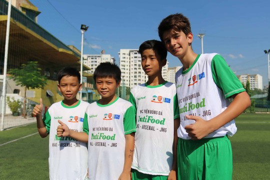 Stefan (phải) và 3 thí sinh lọt tiếp vào VCK tuyển chọn của Học viện NutiFoodẢnh: Quang Liêm