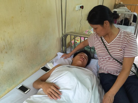 Phí Minh Long bên mẹ sau ca phẫu thuật xương dìm sụn vai Ảnh: Anh Dũng