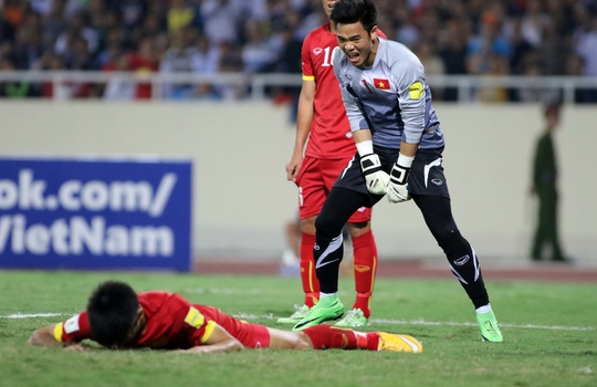 Thủ môn Nguyên Mạnh và các hậu vệ thất vọng sau trận thua đậm Thái Lan ngay trên sân nhàẢnh: Hải Anh