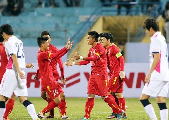 Các cầu thủ chúc mừng Mạnh Hùng sau bàn gỡ hòa 1-1Ảnh: Hải Anh