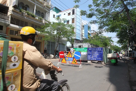 
Và để phục vụ thi công dự án trên, đường Mai Xuân Thưởng (đoạn từ Lê Quang Sung đến Hậu Giang, quận 6) cũng bị rào chắn một phần.
