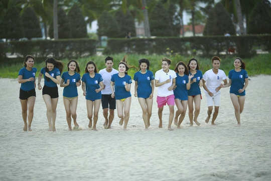 Vận động viên tham gia sẽ thi chạy bằng chân trần trên bãi biển Đà Nẵng