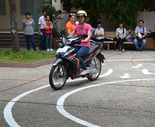 
Các thí sinh thi thực hành lái xe mô tô an toàn
