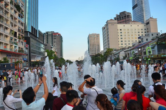 Người dân TP HCM vui chơi ở phố đi bộ Nguyễn Huệ Ảnh: TẤN THẠNH