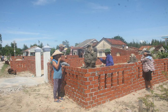Người dân ở xã Duy Hải, huyện Duy Xuyên đổ xô xây dựng nhà, hàng rào trước khi dự án được triển khai
