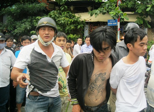 “Hiệp sĩ” Nguyễn Văn Minh Tiến trong một lần bắt cướp trên đường phố
