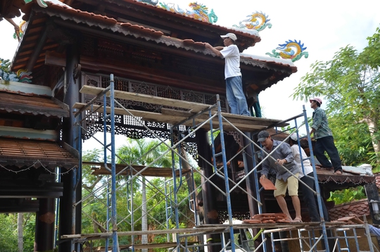 Công nhân tháo dỡ cổng biệt thự trong ngày đầu tiên