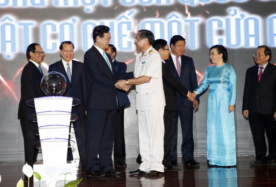 Thủ tướng Nguyễn Tấn Dũng với các đại biểu tại lễ công bố chính thức thực hiện  cơ chế một cửa quốc gia và kết nối kỹ thuật cơ chế một cửa ASEAN.Ảnh: TTXVN