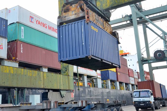 
Bốc dỡ hàng hóa tại Cảng Container Quốc tế Việt Nam ở TP HCM - Ảnh: TẤN THẠNH
