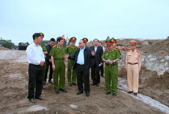 Ngày 12-10, Phó Thủ tướng Nguyễn Xuân Phúc bất ngờ có mặt chứng kiến một số tàu hút cát ngang nhiên hoạt động ven đê sông Hồng, huyện Thường Tín, TP Hà NộiẢnh: Xuân Tuyến