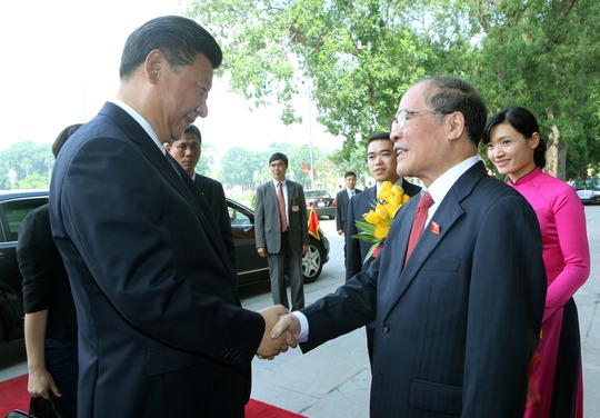 
Chủ tịch Quốc hội Nguyễn Sinh Hùng và Tổng Bí thư, Chủ tịch Trung Quốc Tập Cận Bình sau cuộc hội kiến sáng 6-11. Ảnh: TTXVN
