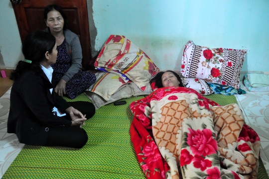 Bà Mai Thị Long (vợ ngư dân Trương Đình Bảy) suy sụp khi biết chồng bị bắn chết ở Trường Sa Ảnh: Tử Trực