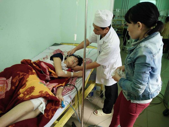 Nạn nhân Đoàn Thị Thủy đang được điều trị tại bệnh viện