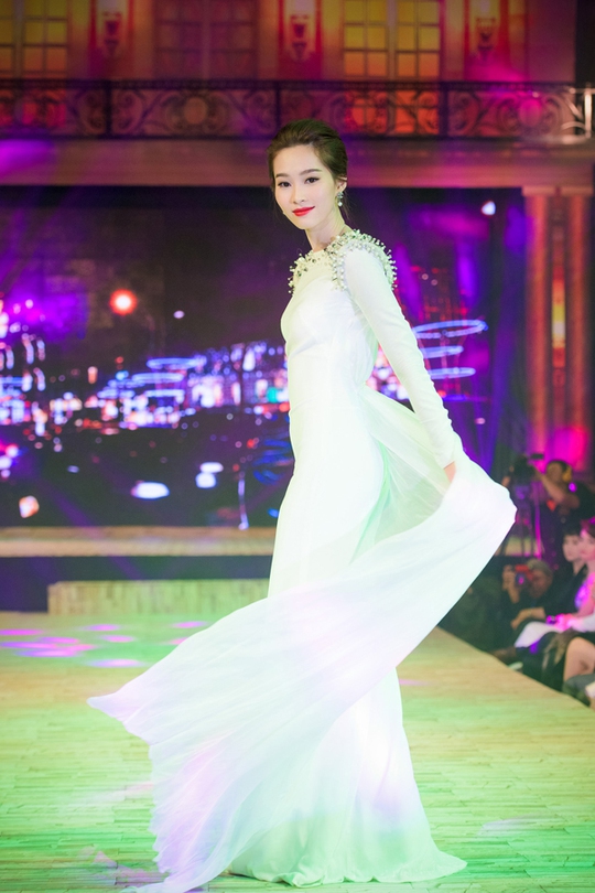 
Cô gây ấn tượng với màn catwalk và chơi đàn piano
