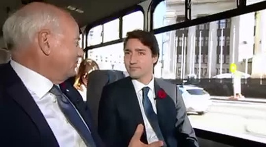 
Thủ tướng Canada đi làm việc bằng xe bus
